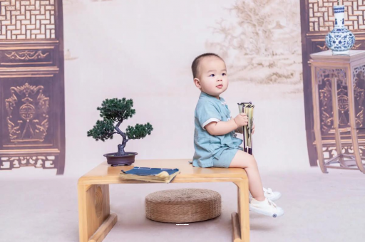 周口宝宝眼睛肿是什么原因
